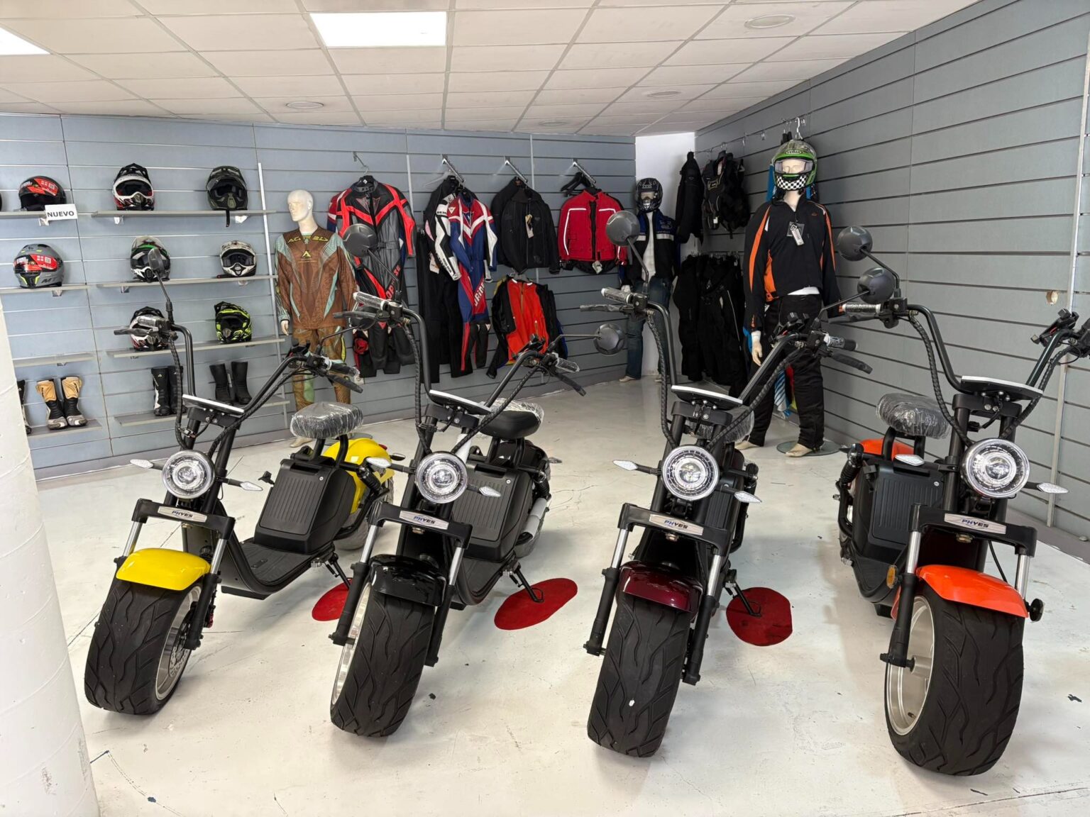 Selección de bicicletas eléctricas disponibles para entrega inmediata en tienda.