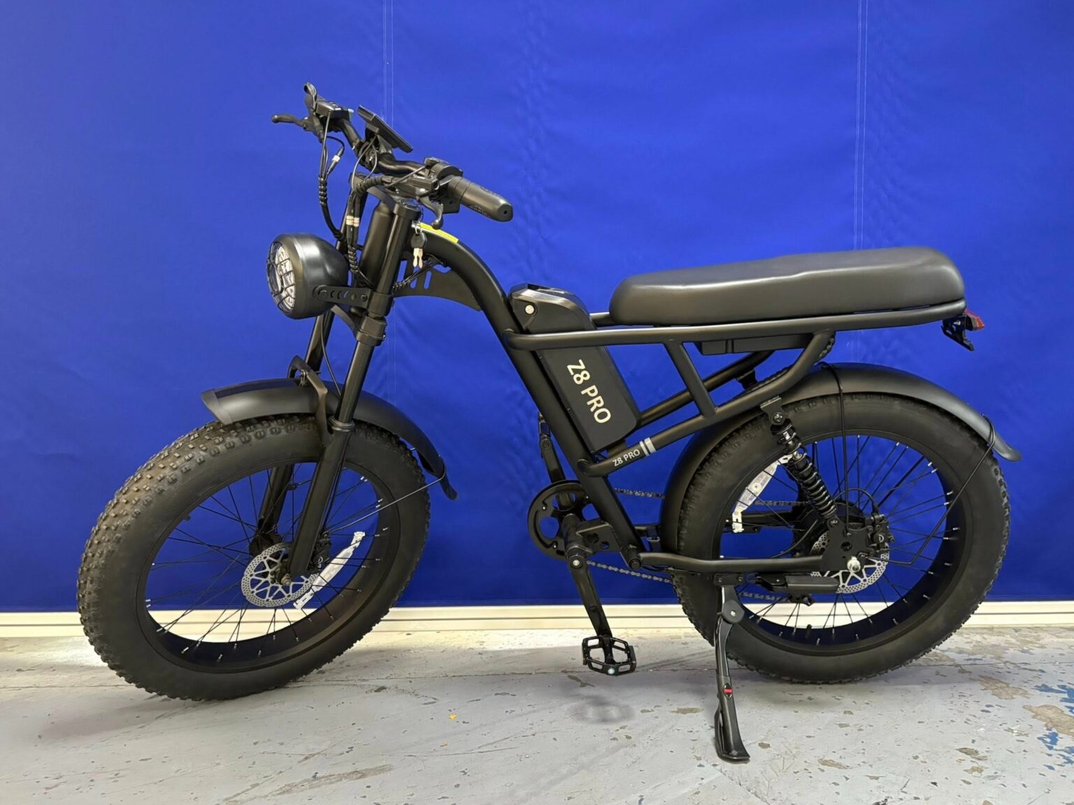 Detalle de limpieza de componentes de motor para mejorar el rendimiento de la moto.