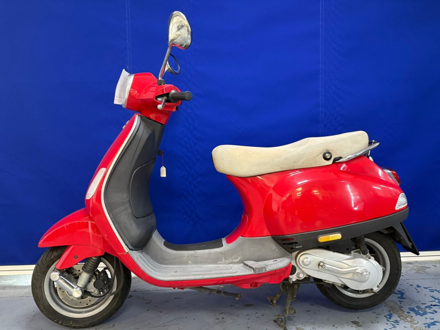 Fachada e instalaciones del taller Motos San Pedro en Avenida Virgen del Rocío.