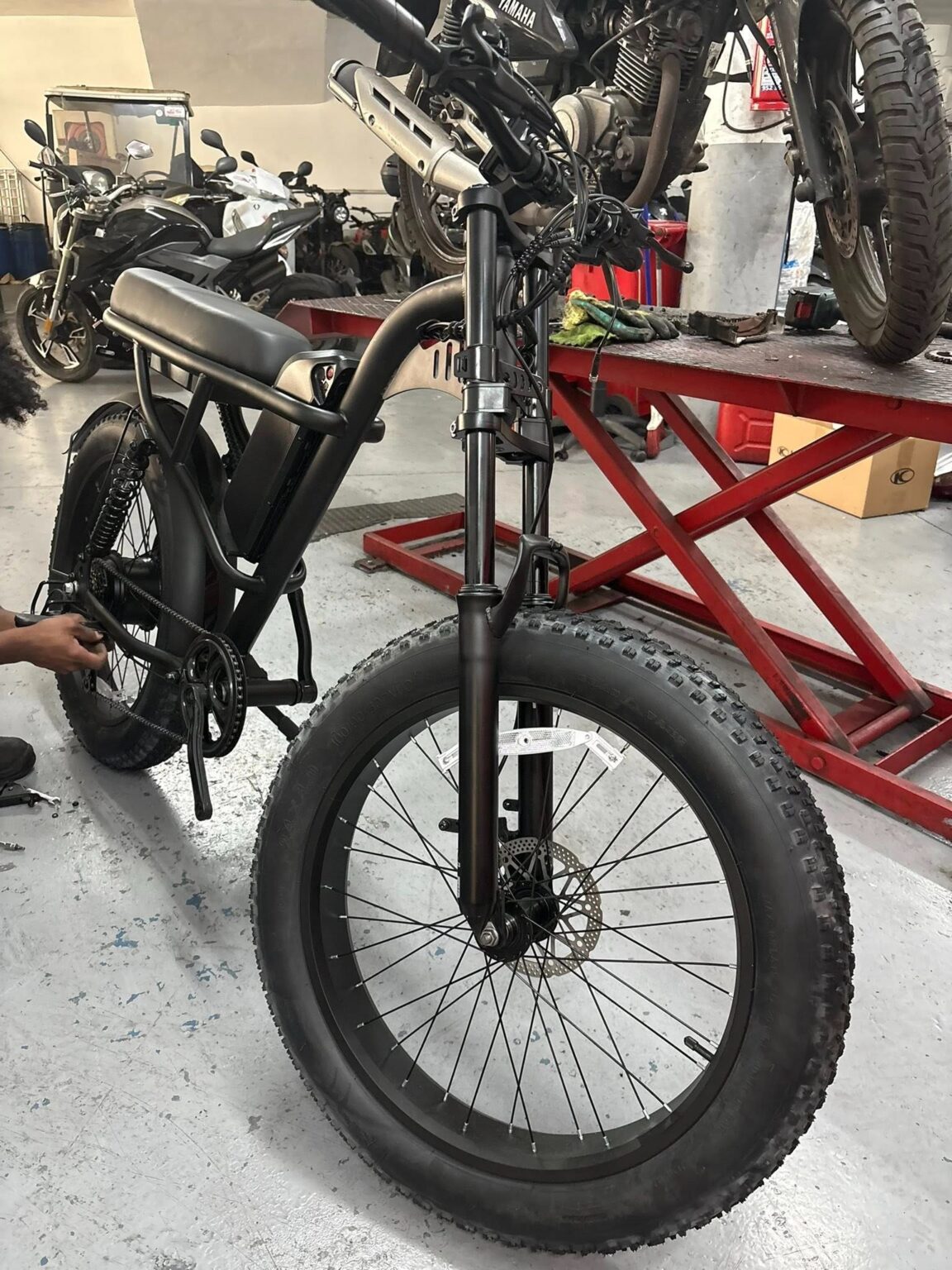 Cambio de neumáticos y revisión de presión para motos de gran cilindrada y scooters.