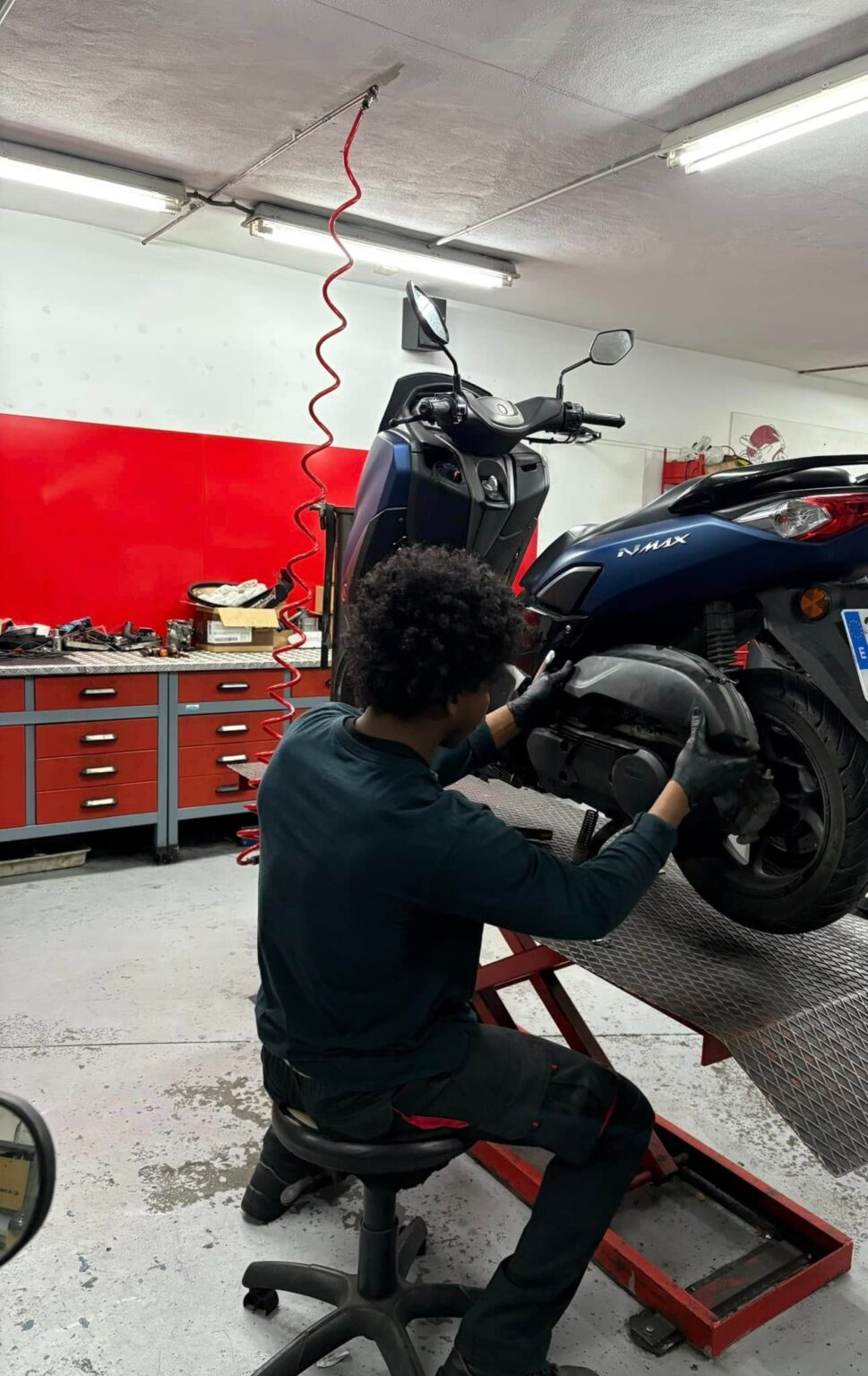 Asesoramiento técnico honesto para clientes en la oficina de Motos San Pedro.